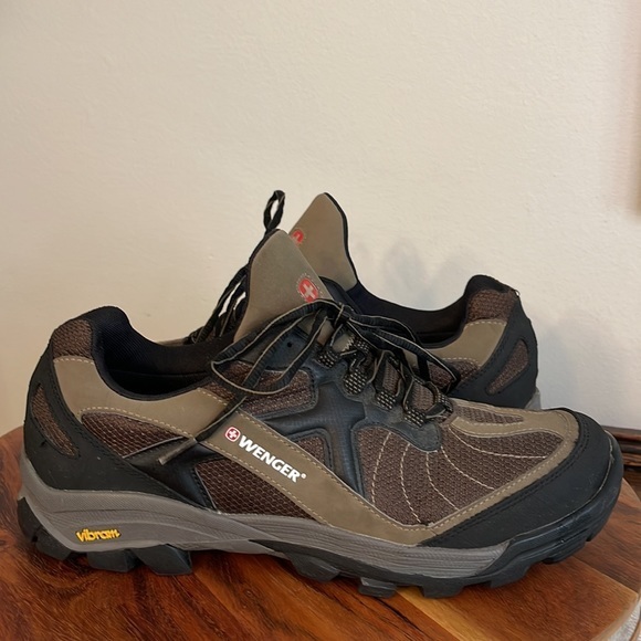 Wenger Swiss Military Mens Size 11 Hiking Shoes Brown Vibram‎ Sole EUC